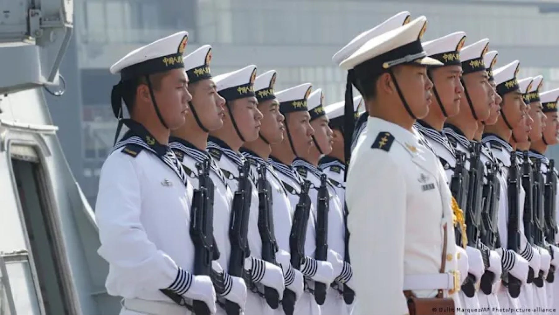 海軍人員在艦上列隊