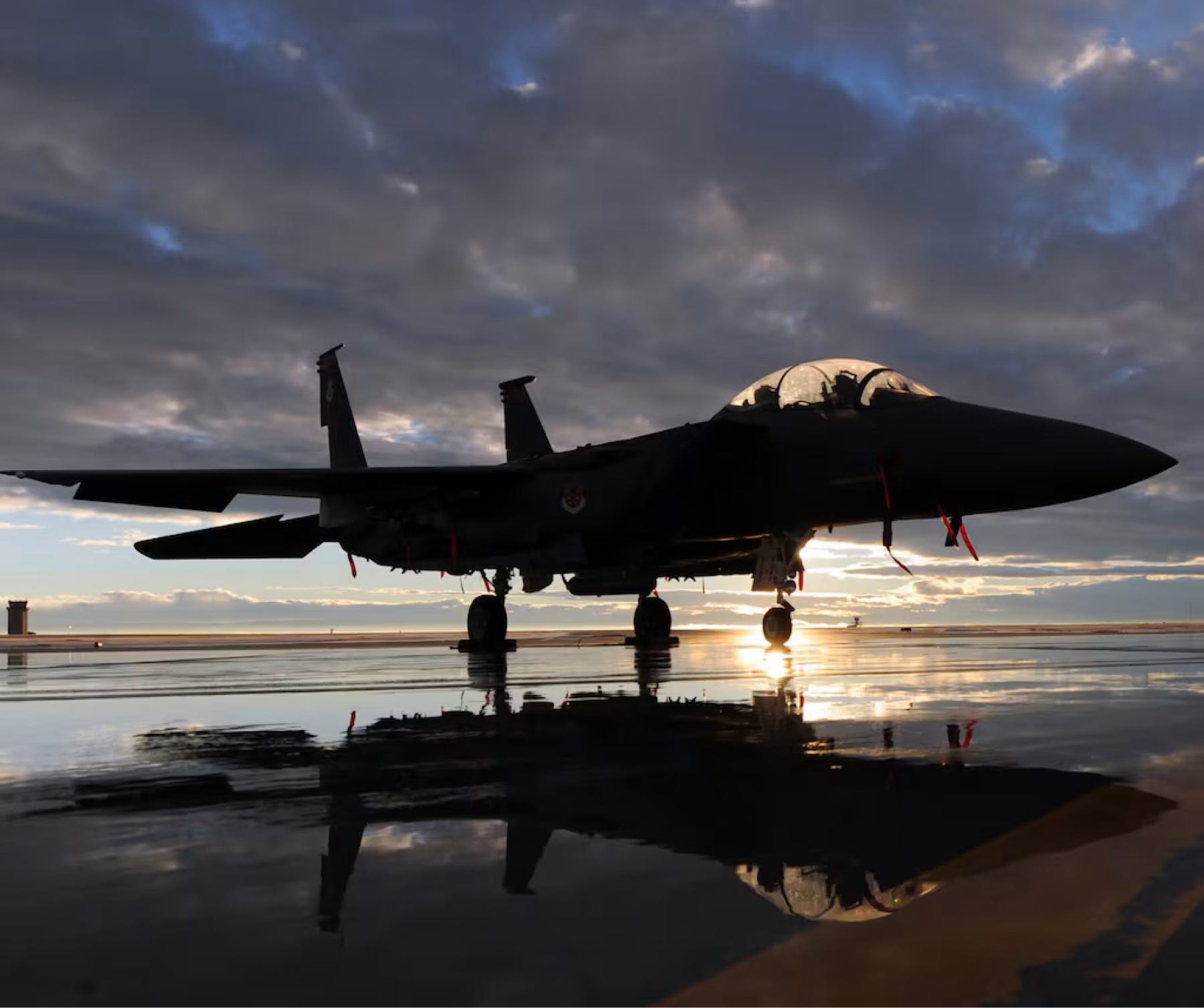 濕跑道上的 F-15 戰機